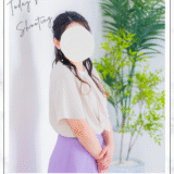 「普段はもっとカジュアルな服装なんです」そんな女性が選んだ大正解コーデ。服装は今すぐデートに誘われそうな装いで。